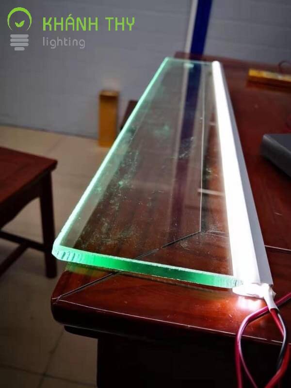 Hình thực tế đèn led thanh nhôm kẹp kính